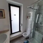 Very Apartment, By Shops, Restaurants דירה *