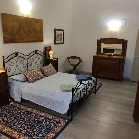 Very Apartment, By Shops, Bars, Restaurants דירה *