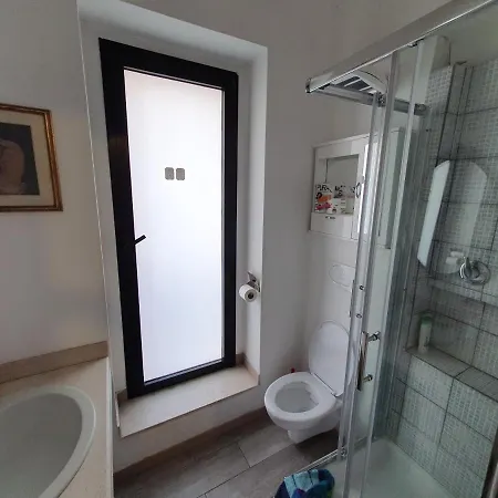 Very Apartment, By Shops, Bars, Restaurants דירה *