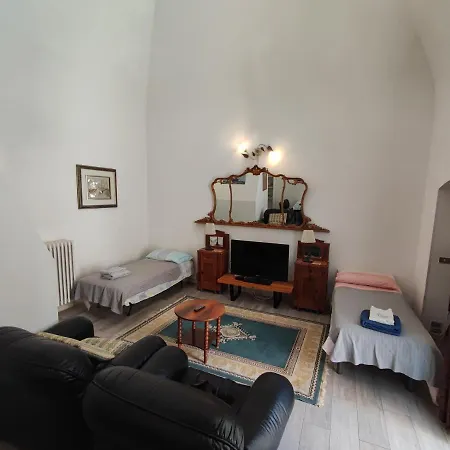 Very Apartment, By Shops, Bars, Restaurants דירה