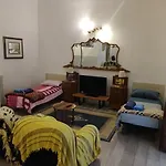 Very Apartment, By Shops, Restaurants Daire *