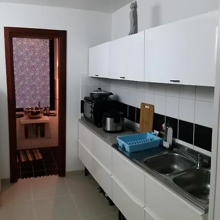 Very Central Flats By Shops Restaurants Apartment *