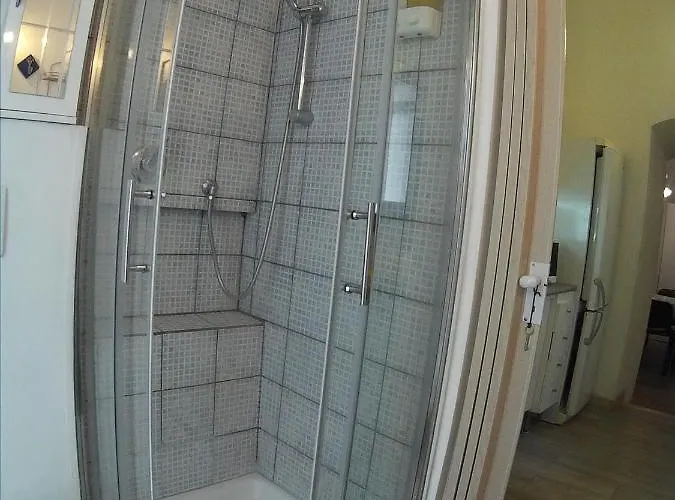 Very Apartment, By Shops, Restaurants باري